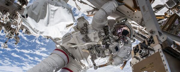 Phi hành gia NASA Drew Feustel bước ra ngoài không gian mở - Sputnik Việt Nam