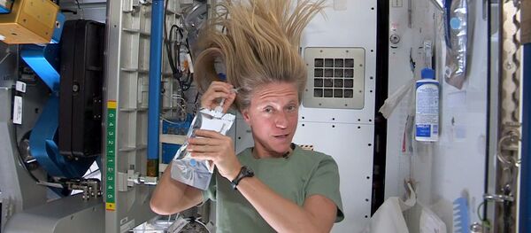 Phi hành gia Karen Nyberg gội đầu trên trên khoang Trạm ISS Phi hành gia Karen Nyberg gội đầu trên trên khoang Trạm ISS - Sputnik Việt Nam