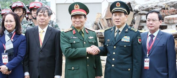 Bộ trưởng Quốc phòng Việt Nam Ngô Xuân Lịch và Bộ trưởng Quốc phòng Trung Quốc Ngụy Phượng Hòa tham dự hoạt động diễn tập tại Giao lưu Hữu nghị quốc phòng biên giới Việt Nam – Trung Quốc lần thứ 5. - Sputnik Việt Nam