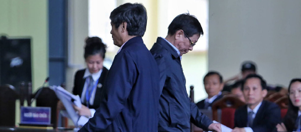 Ông Phan Văn Vĩnh (phải) đi xuống và Nguyễn Thanh Hóa đi lên bục xét hỏi sáng 20-11 Ông Phan Văn Vĩnh (phải) đi xuống và Nguyễn Thanh Hóa đi lên bục xét hỏi sáng 20-11 - Sputnik Việt Nam