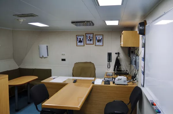 Cabin của chỉ huy tàu khu trục dự án 22350 Đô đốc Kasatonov neo đậu tại xưởng đóng tàu Severnaya Verf ở St. Petersburg Cabin của chỉ huy tàu khu trục dự án 22350 Đô đốc Kasatonov neo đậu tại xưởng đóng tàu Severnaya Verf ở St. Petersburg - Sputnik Việt Nam