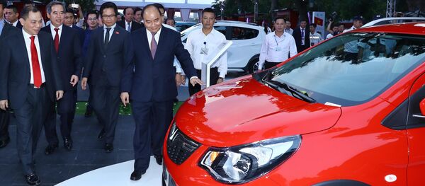 Thủ tướng Nguyễn Xuân Phúc và các đại biểu xem các sản phẩm xe ô tô và xe máy của Tập đoàn Vingroup. - Sputnik Việt Nam