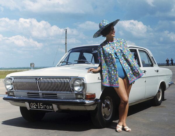 Quảng cáo xe hơi Liên Xô GAZ-24 Volga - Sputnik Việt Nam