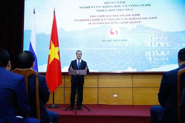 Thủ tướng Nga Dmitry Medvedev phát biểu tại lễ trao tặng phần thưởng cao quý của Liên bang Nga trong thời gian viếng thăm Trung tâm Nghiên cứu khoa học và công nghệ hỗn hợp Nhiệt đới Việt-Nga tại Hà Nội. - Sputnik Việt Nam