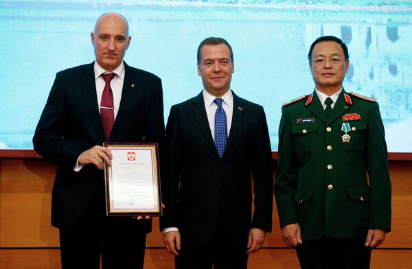 Thủ tướng Nga Dmitry Medvedev, Tổng giám đốc bộ phận Việt Nam của Trung tâm Nhiệt đới Nga-Việt Nguyễn Hồng Dư, (phải), người được tặng Huân chương Hữu nghị, và Tổng Giám đốc bộ phận Nga của Trung tâm Nhiệt đới Nga-Việt Andrei Kuznetsov (trái) với Bằng Tri ân của Tổng thống Liên bang Nga cho tập thể nghiên cứu của Trung tâm nhiệt đới Nga-Việt tại lễ trao tặng các phần thưởng của Liên bang Nga. - Sputnik Việt Nam