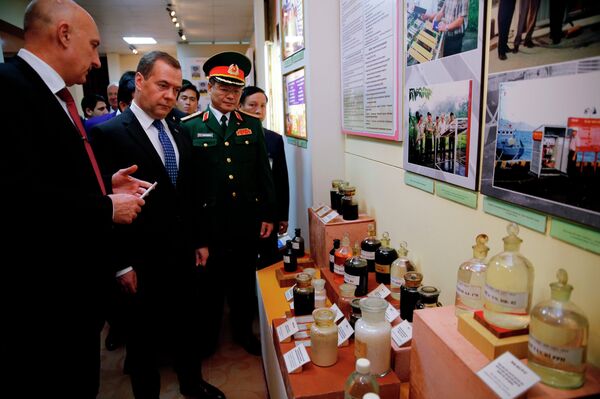Thủ tướng Nga Dmitry Medvedev viếng thăm Trung tâm Nghiên cứu khoa học và công nghệ hỗn hợp Nhiệt đới Việt-Nga tại Hà Nội. - Sputnik Việt Nam