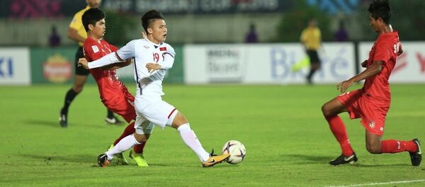 Quang Hải (19) bị hậu vệ Myanmar phạm lỗi trước vòng cấm địa. Quang Hải (19) bị hậu vệ Myanmar phạm lỗi trước vòng cấm địa. - Sputnik Việt Nam