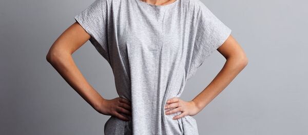 Худая девушка в футболке большого размера - Sputnik Việt Nam