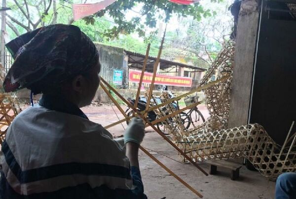 Bà Thơm bảo giờ gia đình chỉ lo làm lụng để trả nợ sau những gì con gây ra Bà Thơm bảo giờ gia đình chỉ lo làm lụng để trả nợ sau những gì con gây ra - Sputnik Việt Nam