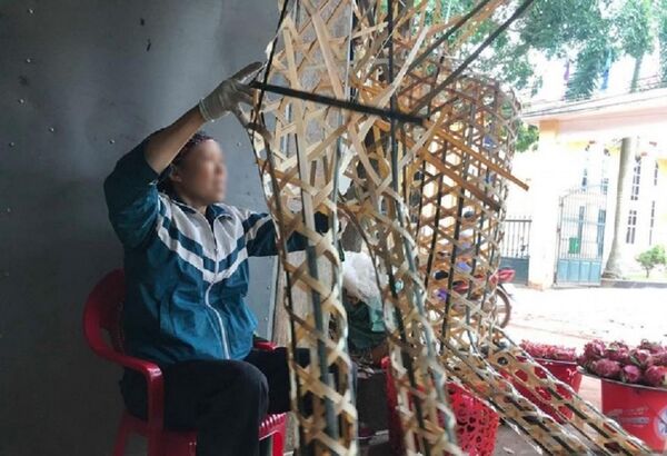 Bà Thơm gắng gượng vượt qua sau khi con gây ra thảm án, hằng ngày bà làm nghề đan ngựa vàng mã Bà Thơm gắng gượng vượt qua sau khi con gây ra thảm án, hằng ngày bà làm nghề đan ngựa vàng mã - Sputnik Việt Nam