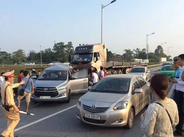Hiện trường vụ lùi xe trên cao tốc Thái Nguyên