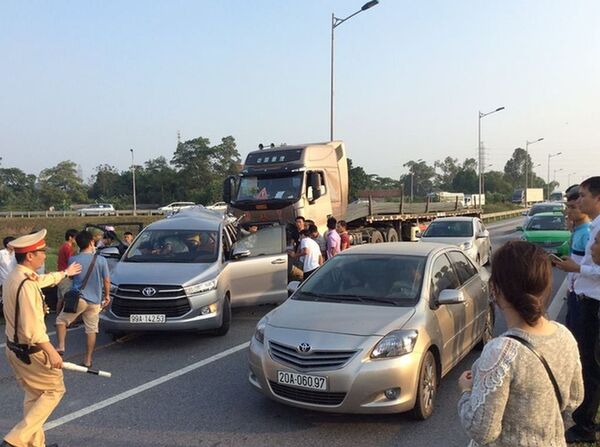 Hiện trường vụ lùi xe trên cao tốc Thái Nguyên Hiện trường vụ lùi xe trên cao tốc Thái Nguyên - Sputnik Việt Nam