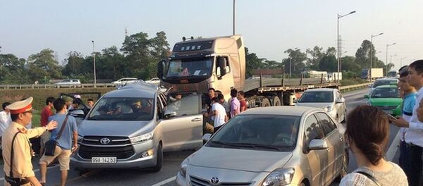 Hiện trường vụ lùi xe trên cao tốc Thái Nguyên - Sputnik Việt Nam