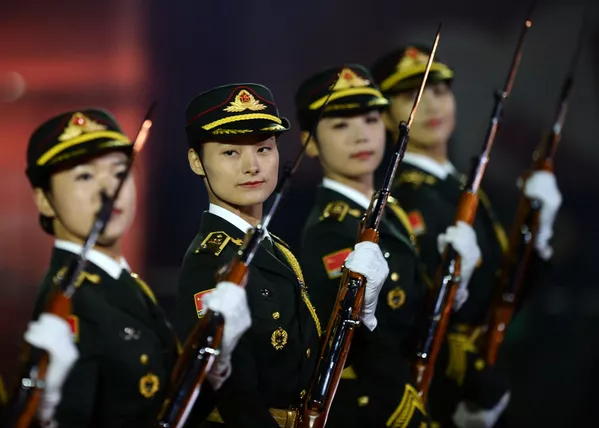 Dàn nhạc của Quân đội Giải phóng Nhân dân Trung Quốc tại lễ khai mạc Festival Quân nhạc Quốc tế Tháp Spasskaya Dàn nhạc của Quân đội Giải phóng Nhân dân Trung Quốc tại lễ khai mạc Festival Quân nhạc Quốc tế Tháp Spasskaya - Sputnik Việt Nam