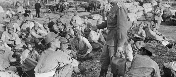 Chiến sĩ và sĩ quan Xô viết hỏi chuyện các tù binh Nhật Chiến sĩ và sĩ quan Xô viết hỏi chuyện các tù binh Nhật - Sputnik Việt Nam