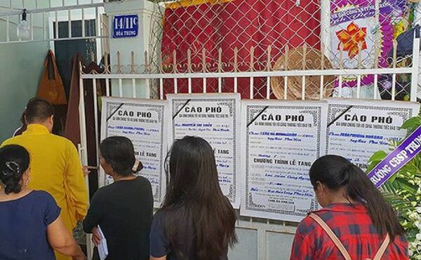 Hàng xóm, đồng nghiệp đau xót đến tiễn đưa gia đình thầy Phong.  - Sputnik Việt Nam