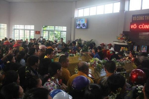 Những ngày này mọi năm, trong nhà toàn hoa học trò đến thăm, năm nay là vòng hoa đi viếng... - Sputnik Việt Nam