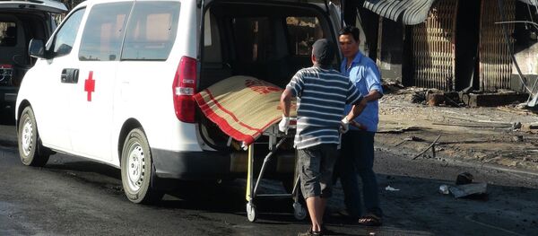 Lực lượng chức năng đưa thi thể nạn nhân ra khỏi hiện trường vụ cháy. Lực lượng chức năng đưa thi thể nạn nhân ra khỏi hiện trường vụ cháy. - Sputnik Việt Nam