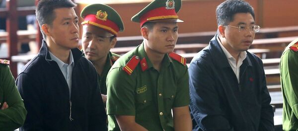 Bị cáo Phan Sào Nam (trái) và Nguyễn Văn Dương (phải) tại tòa. - Sputnik Việt Nam