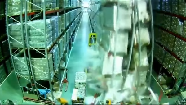 Xe chở hàng nhỏ hích đổ cả kho hàng khổng lồ Xe chở hàng nhỏ hích đổ cả kho hàng khổng lồ - Sputnik Việt Nam