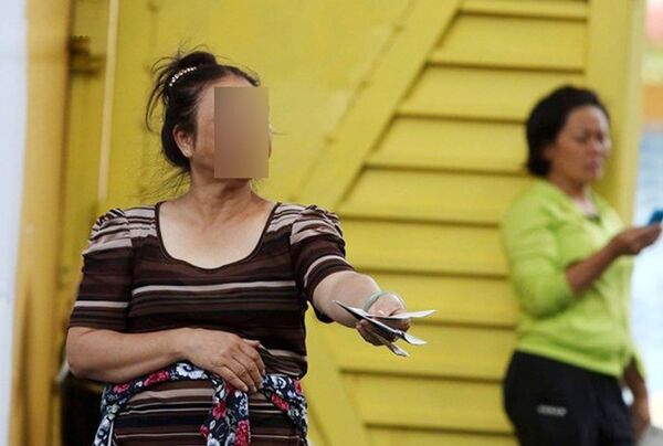 Phe tích cực chào mời nhưng không nhiều người mặn mà bởi giá vé vẫn ở mức cao Phe tích cực chào mời nhưng không nhiều người mặn mà bởi giá vé vẫn ở mức cao - Sputnik Việt Nam