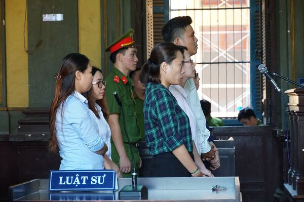 Các bị cáo nguyên là nhân viên Eximbank tại phiên xử. - Sputnik Việt Nam