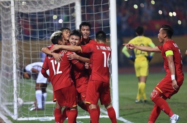 Các cầu thủ Việt Nam ăn mừng sau bàn thắng nâng tỷ số lên 2-0 của Quang Hải - Sputnik Việt Nam