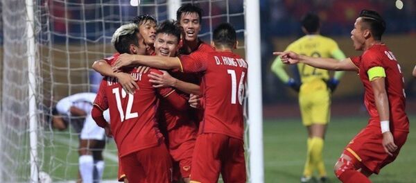 Các cầu thủ Việt Nam ăn mừng sau bàn thắng nâng tỷ số lên 2-0 của Quang Hải Các cầu thủ Việt Nam ăn mừng sau bàn thắng nâng tỷ số lên 2-0 của Quang Hải - Sputnik Việt Nam