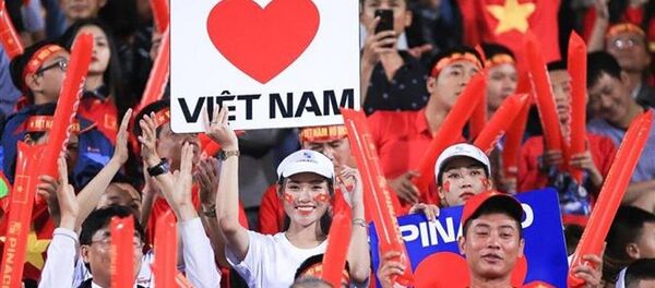 Nữ cổ động viên thể hiện tình yêu đối với đội tuyển Việt Nam Nữ cổ động viên thể hiện tình yêu đối với đội tuyển Việt Nam - Sputnik Việt Nam