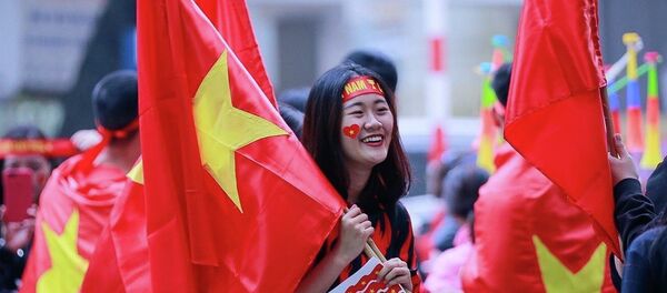 Người hâm mộ với cờ và băng rôn cổ vũ cho đội tuyển Việt Nam - Sputnik Việt Nam