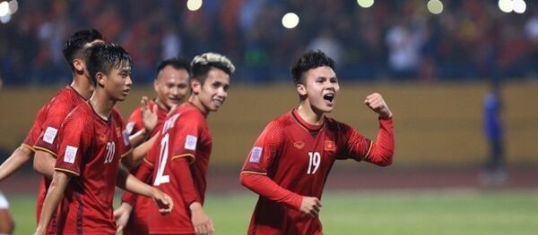 Quang Hải (số 19), tác giả của bàn thắng thứ 2, có khởi đầu thành công khi được đá ở vị trí tiền vệ cánh phải sở trường - Sputnik Việt Nam