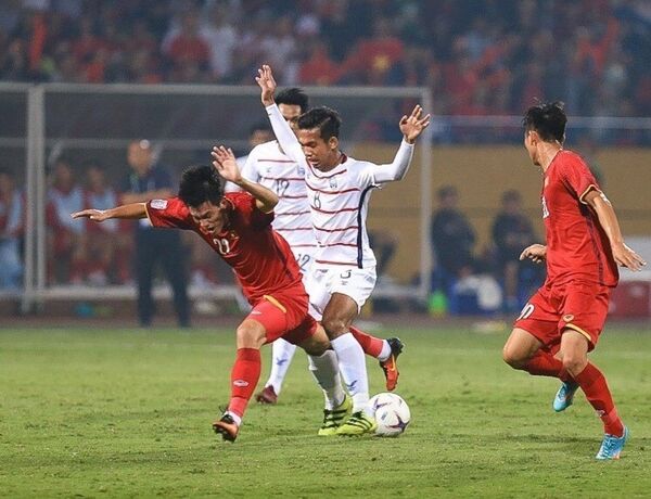 Tiền đạo Phan Văn Đức bị hậu vệ đối phương phạm lỗi - Sputnik Việt Nam