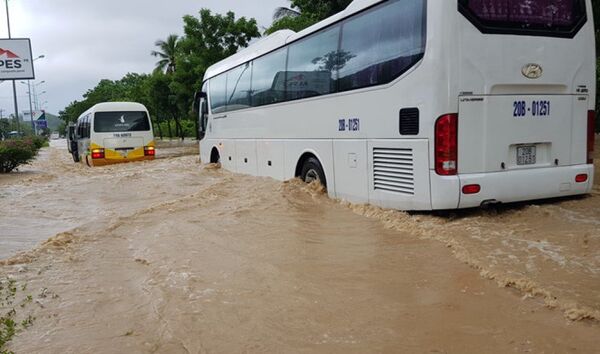 Đại lộ Nguyễn Tất Thành dẫn vào sân bay Cam Ranh bị ngập nặng  - Sputnik Việt Nam