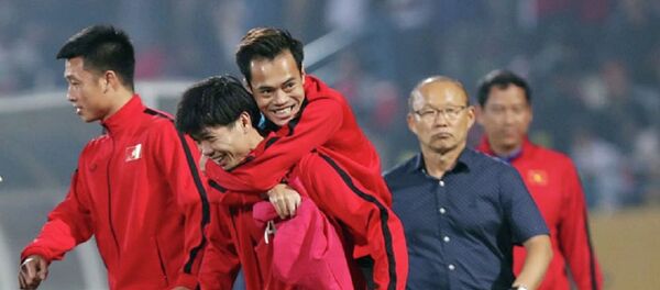 Công Phượng cõng Văn Toàn rời sân sau khi Việt Nam đánh bại Campuchia 3-0 trên sân Hàng Đẫy tối 24/11 - Sputnik Việt Nam