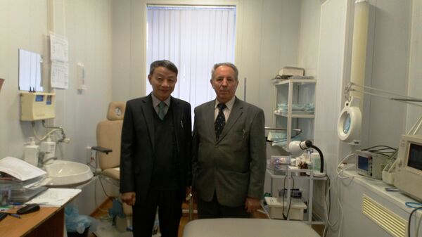 PGS-TS, Bác sĩ Nguyễn Tuấn Bình, PGĐ Bệnh viện Y học Cổ truyền, Bộ Công An thăm một phòng khám chữa bệnh tại Trung tâm Y học Lazer - Sputnik Việt Nam