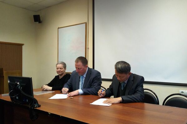 Trưởng đoàn Việt Nam và Giám đốc Trung tâm Y học Lazer ký Biên bản ghi nhớ về hợp tác  - Sputnik Việt Nam