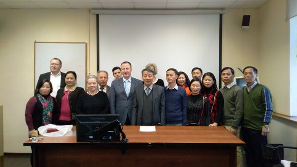 Đoàn Việt Nam chụp ảnh kỷ niệm với lãnh đạo TRung tâm Y học Lazer và bà Liubov Strozaeva. - Sputnik Việt Nam