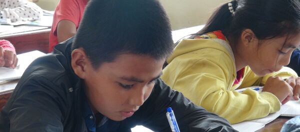 Học sinh Hoàng Long Nhật, lớp 6-2, Trường THCS Duy Ninh (Quảng Bình) đã tiếp tục học chiều 24/11. Học sinh Hoàng Long Nhật, lớp 6-2, Trường THCS Duy Ninh (Quảng Bình) đã tiếp tục học chiều 24/11. - Sputnik Việt Nam