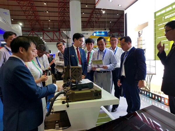 Đoàn đại biểu Cục Thông tin Myanmar thăm và tìm hiểu thông tin về các sản phẩm của Viettel tại gian trưng bày.  - Sputnik Việt Nam