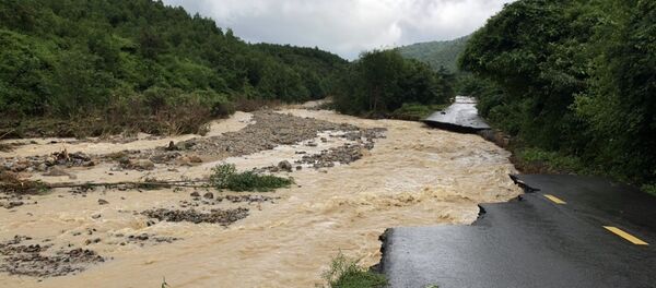Sạt lở nghiêm trọng trên tuyến Tỉnh lộ 9 đi huyện miền núi Khánh Sơn, chia cắt huyện này với các địa phương khác trong tỉnh Khánh Hòa. Sạt lở nghiêm trọng trên tuyến Tỉnh lộ 9 đi huyện miền núi Khánh Sơn, chia cắt huyện này với các địa phương khác trong tỉnh Khánh Hòa. - Sputnik Việt Nam