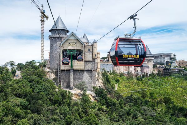 Cáp treo trên khu nghỉ mát Bà Nà Hills ở Việt Nam Cáp treo trên khu nghỉ mát Bà Nà Hills ở Việt Nam - Sputnik Việt Nam