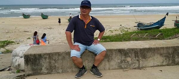 Ông Dương chụp ảnh kỷ niệm trong chuyến du lịch cách đây không lâu cùng người thân Ông Dương chụp ảnh kỷ niệm trong chuyến du lịch cách đây không lâu cùng người thân - Sputnik Việt Nam