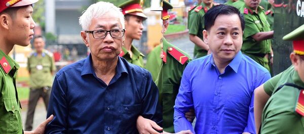 Bị cáo Phan Văn Anh Vũ (phải) và Trần Phương Bình được dẫn giải ra tòa - Sputnik Việt Nam