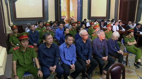 Xét xử vụ án thiệt hại hơn 3.608 tỷ đồng tại Ngân hàng Đông Á: Trần Phương Bình, Phan Văn Anh Vũ hầu tòa - Sputnik Việt Nam