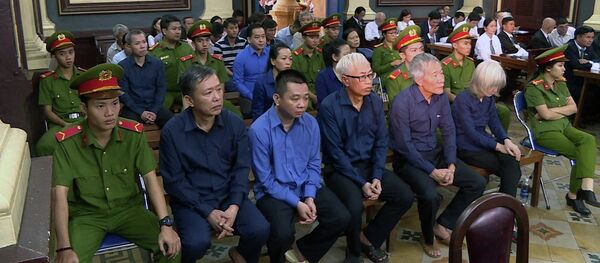 Xét xử vụ án thiệt hại hơn 3.608 tỷ đồng tại Ngân hàng Đông Á: Trần Phương Bình, Phan Văn Anh Vũ hầu tòa Xét xử vụ án thiệt hại hơn 3.608 tỷ đồng tại Ngân hàng Đông Á: Trần Phương Bình, Phan Văn Anh Vũ hầu tòa - Sputnik Việt Nam