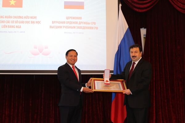 Hiệu trưởng Học viện kinh tế quốc dân và Hành chính công trực thuộc Phủ tổng thống Nga ông Vladimir Mau đón nhận phần thưởng cao quý. - Sputnik Việt Nam