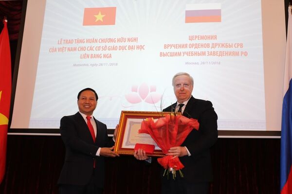 Phó Hiệu trưởng thứ nhất MEPhI Oleg Nagornov đón nhận phần thưởng cao quý. - Sputnik Việt Nam