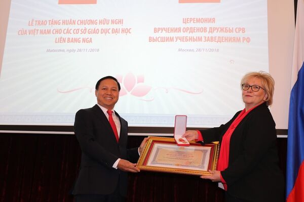 Hiệu trưởng Đại học Ngoại ngữ Moskva bà Irina Kraeva đón nhận phần thưởng cao quý. - Sputnik Việt Nam