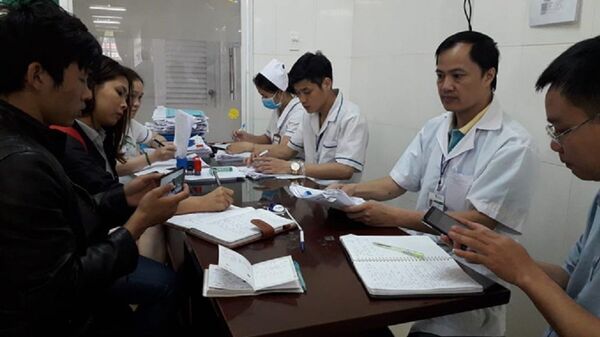 Bác sĩ tại Khoa cấp cứu Bệnh viện Thiện hành thông tin về tình hình sức khỏe của các bệnh nhân - Sputnik Việt Nam