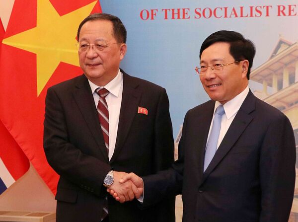 Phó Thủ tướng, Bộ trưởng Bộ Ngoại giao Phạm Bình Minh đón Bộ trưởng Bộ Ngoại giao Triều Tiên Ri Yong Ho. - Sputnik Việt Nam